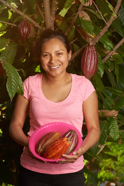 Smiling young woman with cacao pods — Stock Photo, Image