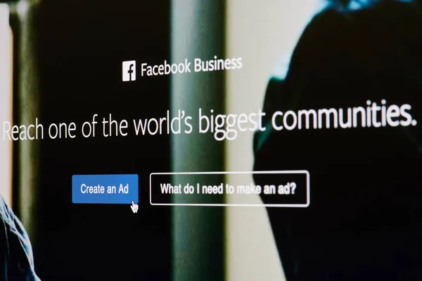 Crear un anuncio en el negocio de Facebook — Foto de Stock