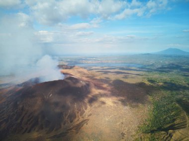 Renkli manzara aktif yanardağ