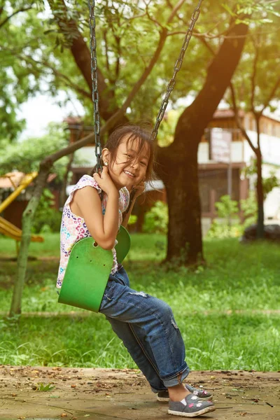 Asyalı kız gülümseyerek mutlu