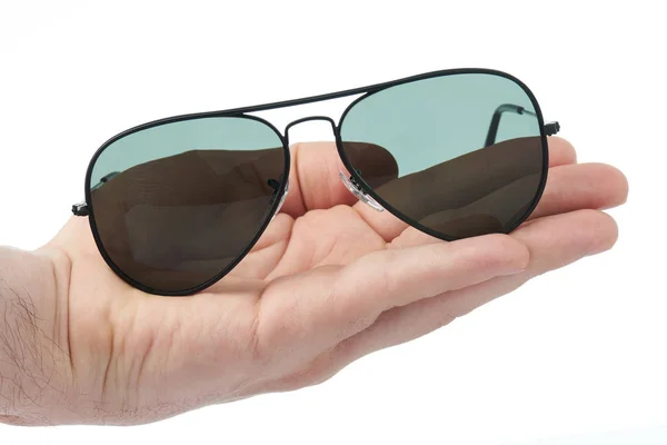 Óculos de sol pretos na mão do homem — Fotografia de Stock