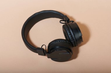 Masada siyah kulaklıklar