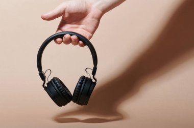 Elle bir modern kulaklık