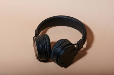 Siyah genel kulaklıklar