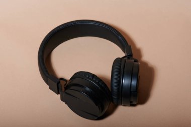 Siyah kulaklıkta izometrik görünüm