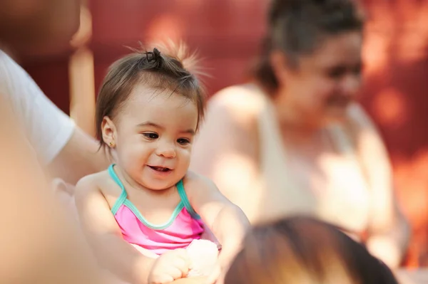 Ritratto di bambina sulle mani dei nonni — Foto Stock