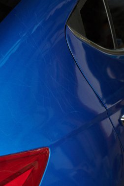 Mavi araba gövdesinde çizik çizgileri