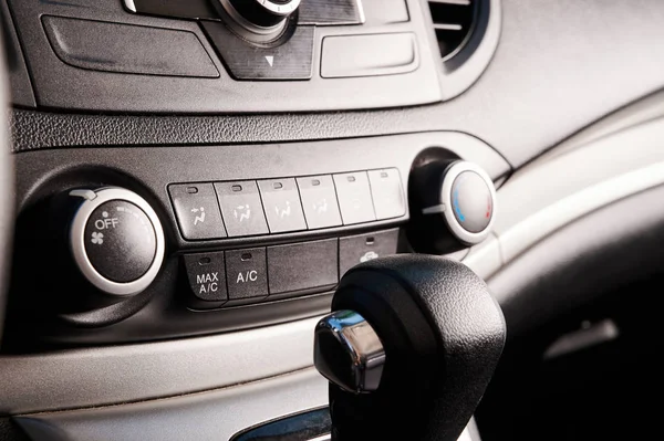 Knoppen van airconditioner controle in moderne auto — Stockfoto