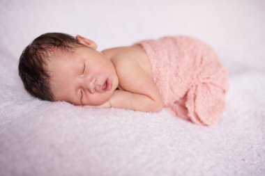 Bir sevimli küçük slepping bebek kız