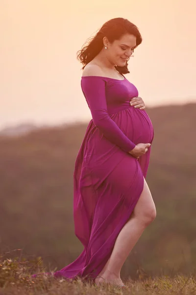 Genç ve güzel hamile kadın — Stok fotoğraf