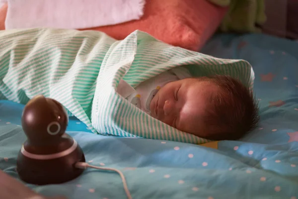 Спляча дитина під контролем купольної камери — стокове фото