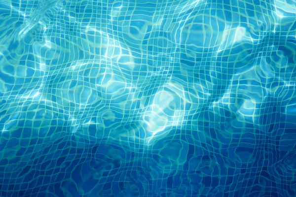 Mosaico de baldosas en azul piscina de agua — Foto de Stock