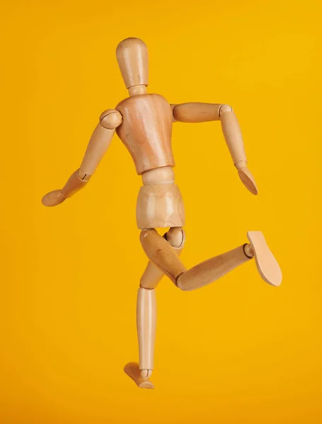 Homem de madeira brinquedo correndo — Fotografia de Stock