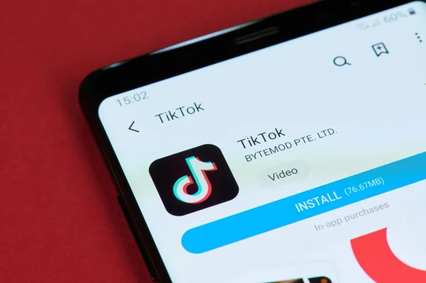 Установка приложения TikTok — стоковое фото