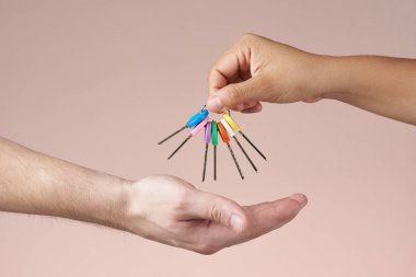 Çeşitli renk tuşları veren el