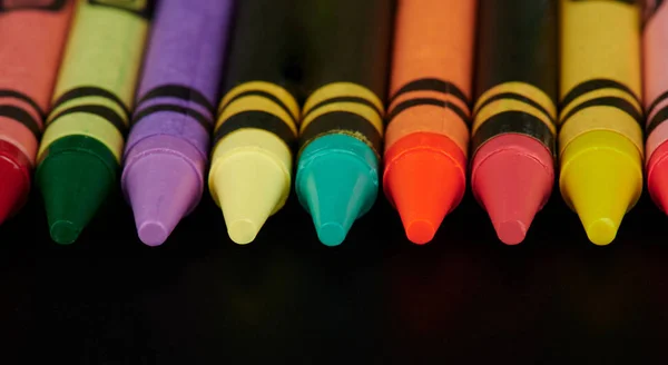 Close up de lápis de cera coloridos — Fotografia de Stock