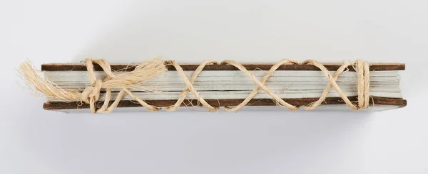 Vista laterale del libro con corda — Foto Stock