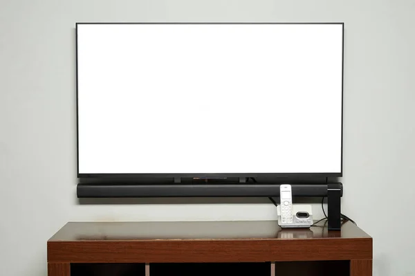 Mesa na sala com TV e telefone — Fotografia de Stock
