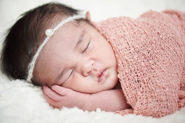 Wrap yenidoğan kız bebek uyku