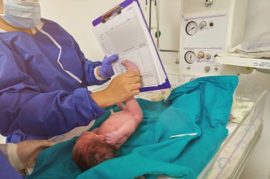 Pediatrist ayak izi od yenidoğan bebek almak