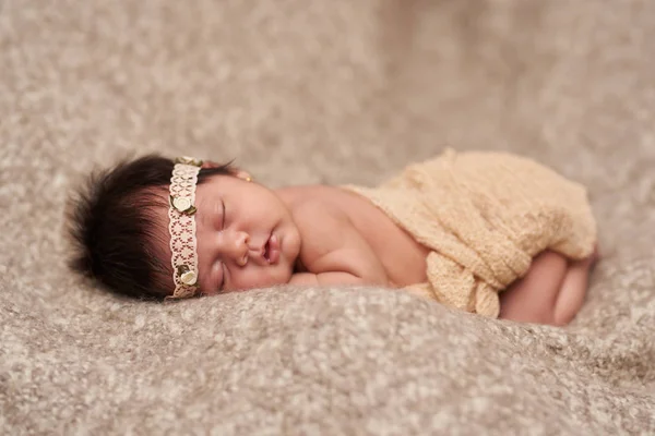 Aranyos alvás újszülött baba — Stock Fotó