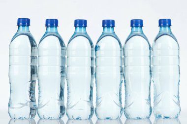 Temiz mavi su şişesi