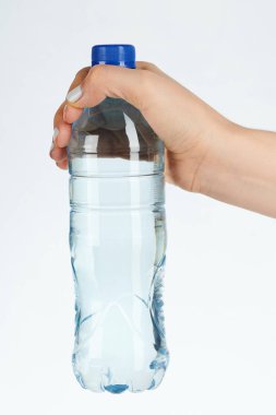 El açık plastik şişe tutun