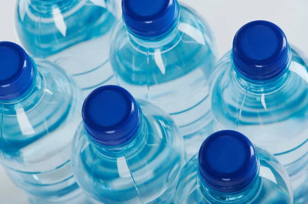 Группа синих пластиковых бутылок — стоковое фото