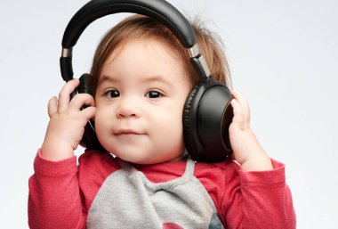 kulaklıklar ile mutlu bebek