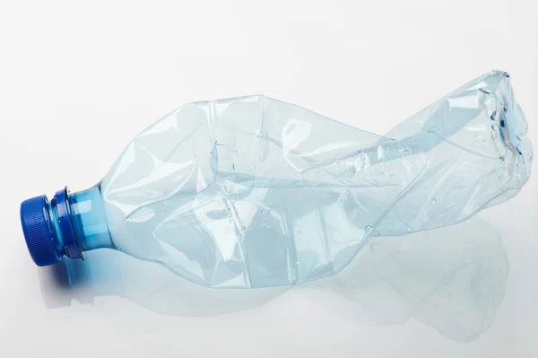 Пластиковая бутылка для мусора — стоковое фото