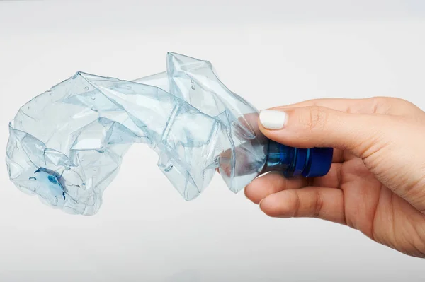 Рука держит пластиковую бутылку — стоковое фото