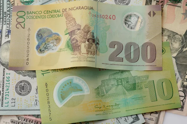 Nicarágua cordobas em fundo dólar — Fotografia de Stock