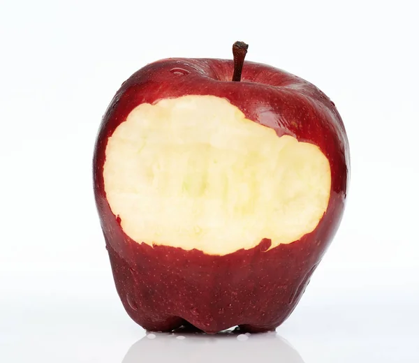 Gros plan de pomme rouge avec morsure — Photo