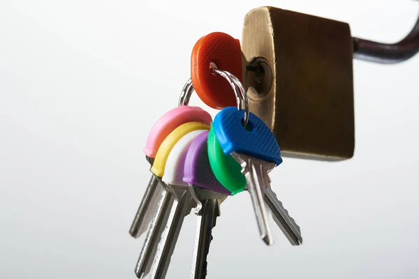 Κλείσιμο του κλειδιού που εισάγεται στην οπή κλειδώματος — Φωτογραφία Αρχείου