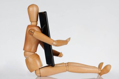 Tahta adam akıllı telefona sarıldı.