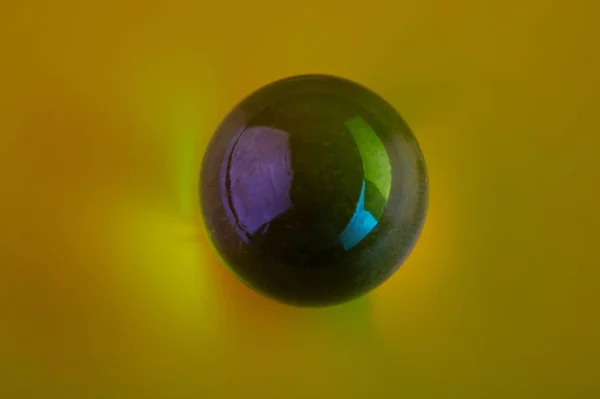 Close up de bola de vidro escuro — Fotografia de Stock
