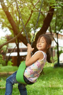 Kız çocuk parkta oynuyor