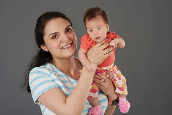 Smiling young latina mom — Stock Photo, Image