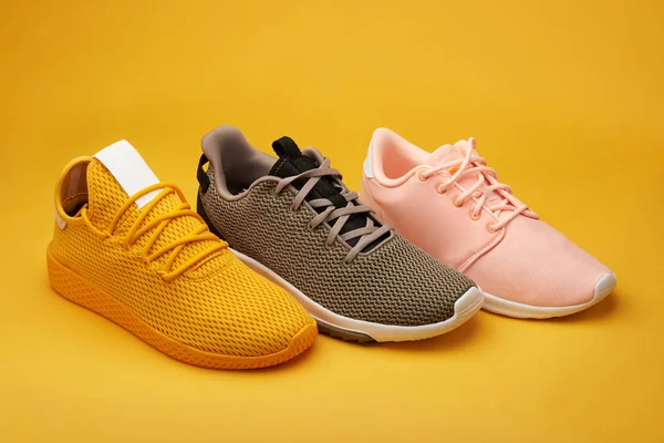 Skupina barevných sportovních bot — Stock fotografie