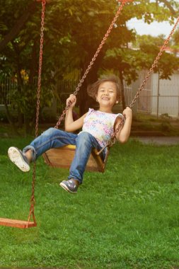 Oyun alanında Asyalı çocuk