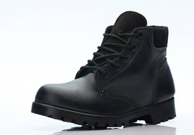 Bağcıklı bir siyah ayakkabı