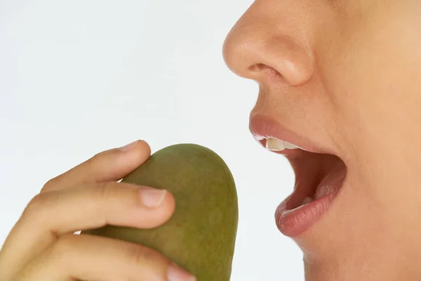 Woman eating mango — Stok fotoğraf