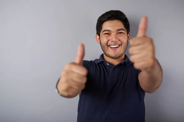 Leende Latin ung man med tummen upp — Stockfoto