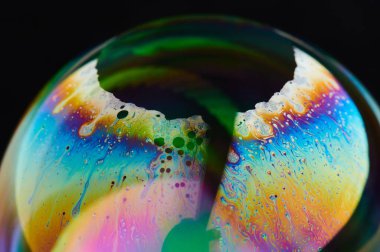 Sıvı kürenin gökkuşağı renk yüzeyi