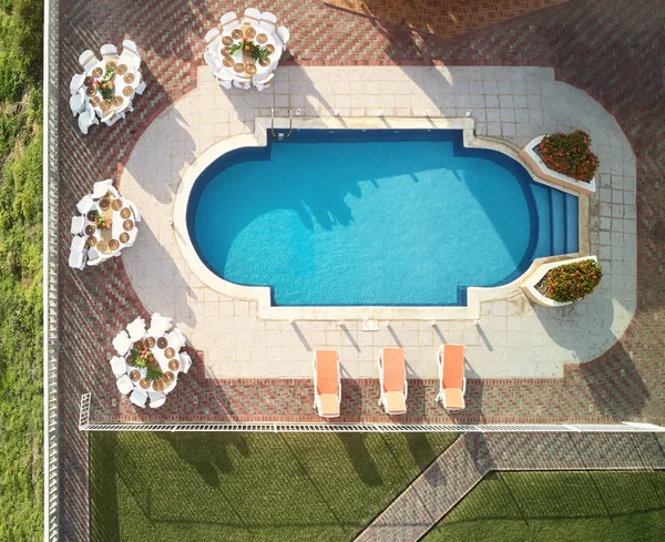 Pátio com piscina e mesas — Fotografia de Stock