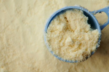 Plastik kaşıkta kuru süt