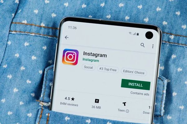 Memasang aplikasi instagram pada smartphone — Stok Foto