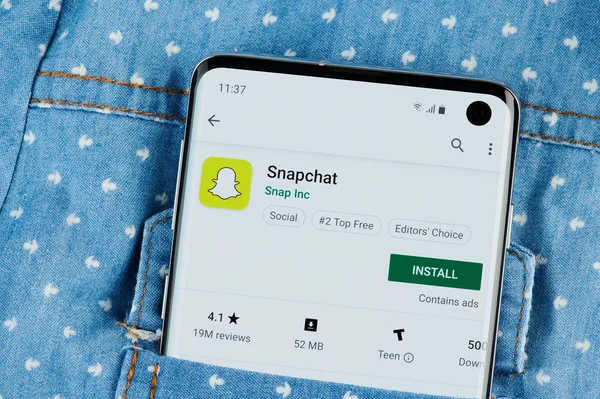 Snapchat приложение на смартфоне — стоковое фото