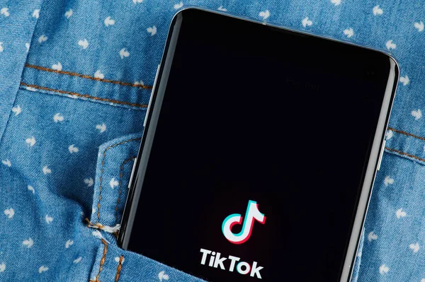 Aplikasi TikTok pada smartphone — Stok Foto