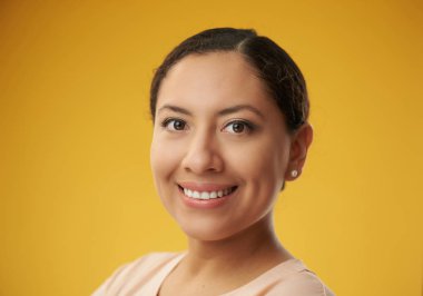 Kız headshot renkli arka plan